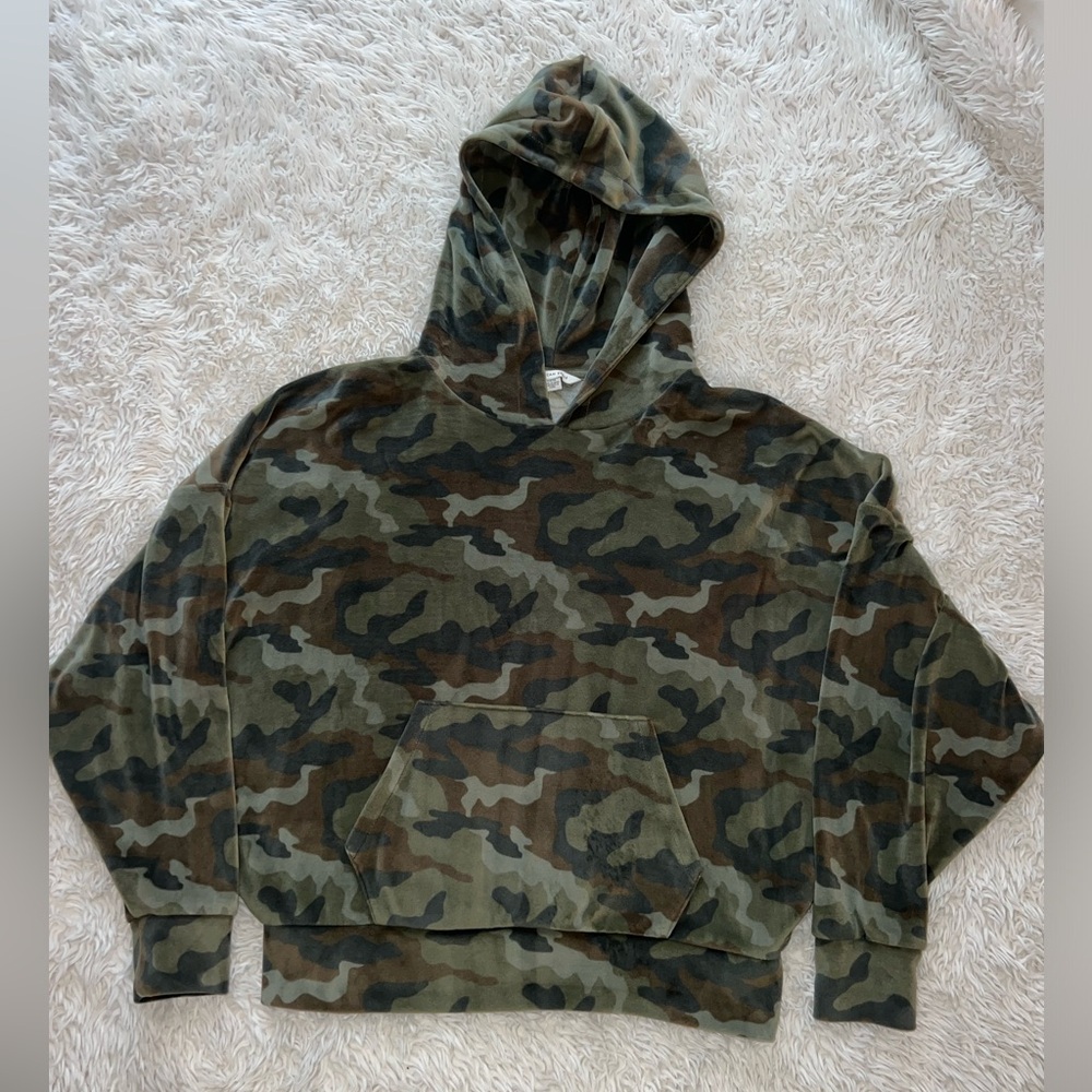 Cropped Camo Velvet Hoodie - Picture 3 of 9